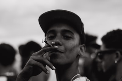 男性吸烟的灰度摄影